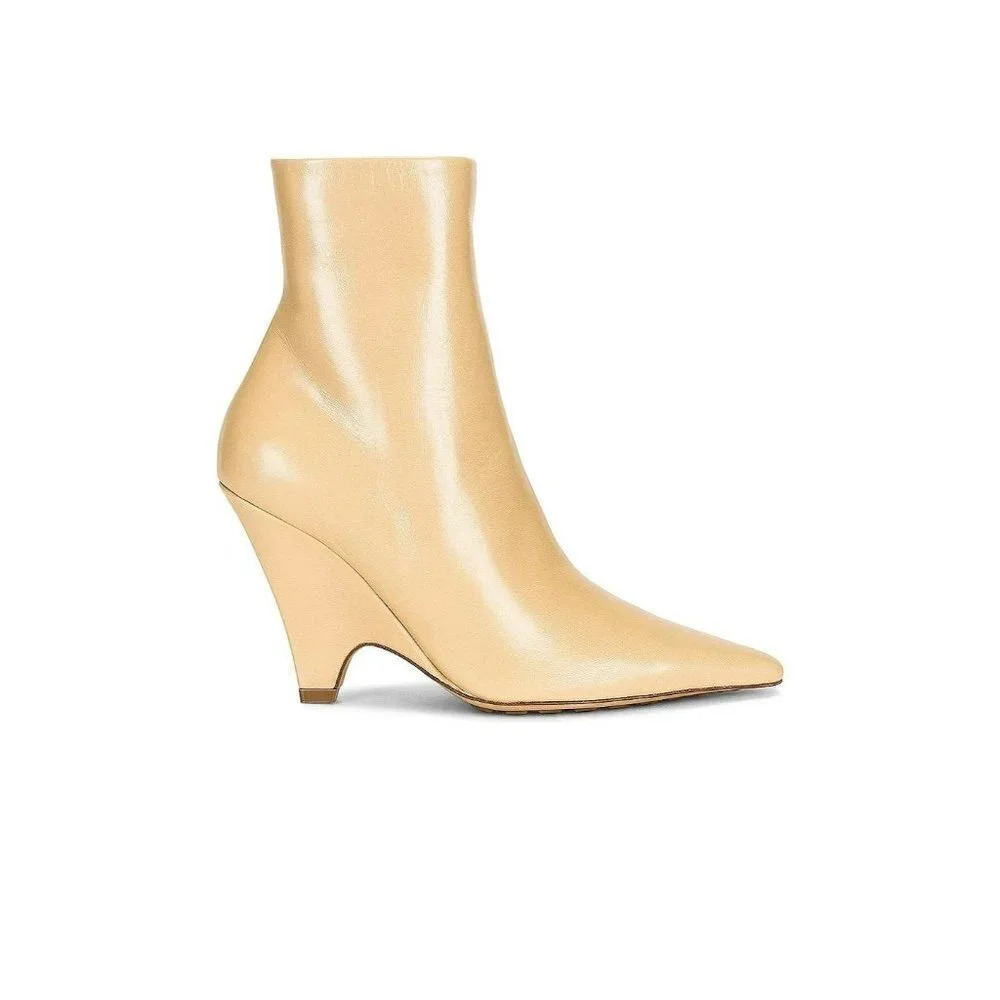 Bottega Veneta Women's Pointed Ankle Boots Cane Sugar Size 40 IT (MSRP $1,450)